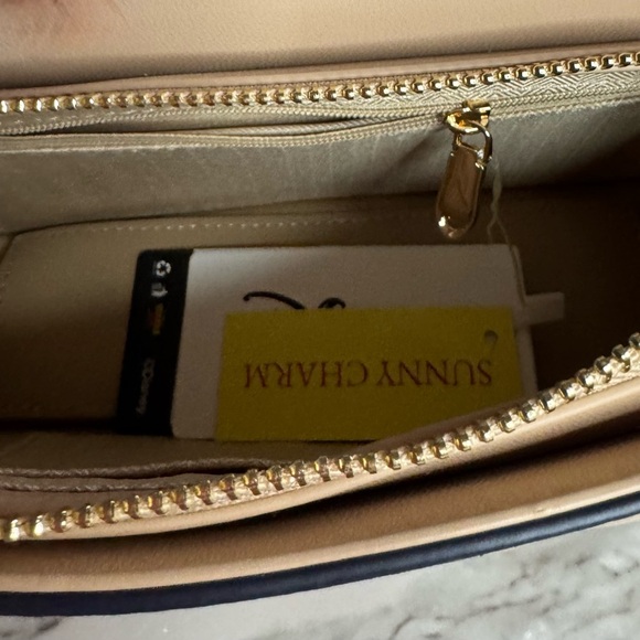 Disney Tan and Gold Crossbody or Shoulder  Bag with Quilted Design Minnie Mouse - Picture 10 of 14